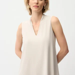 top trapecio sin mangas con escote en v