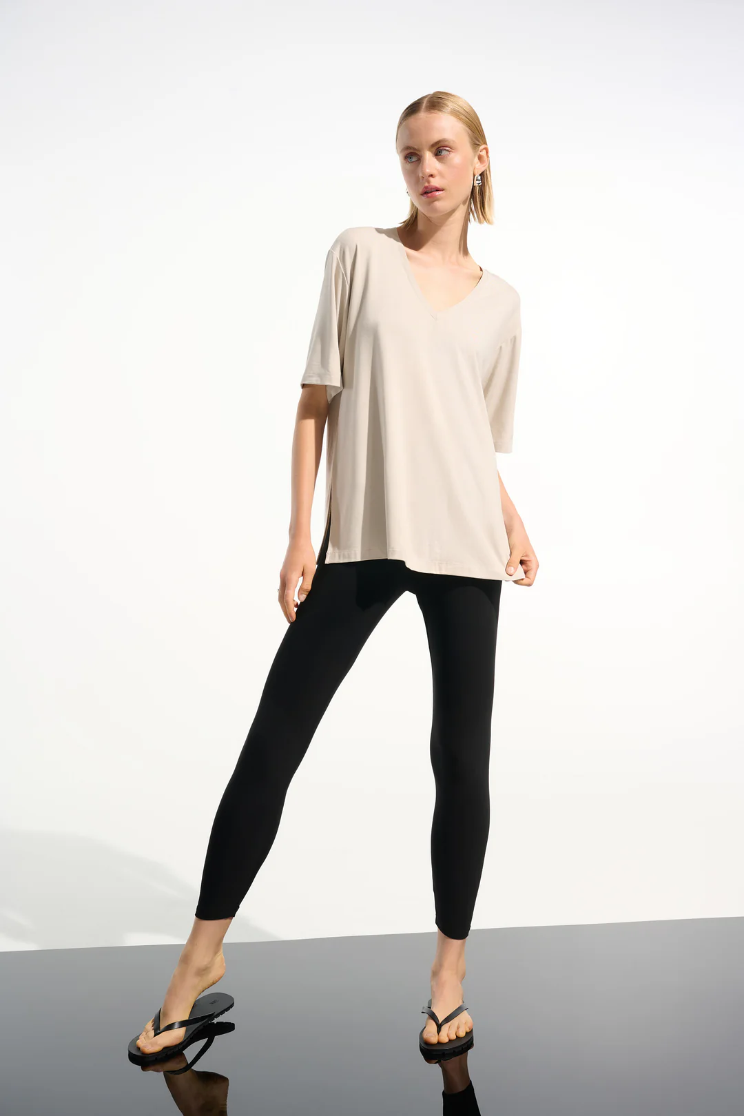 camiseta con escote en v de joseph ribkoff camiseta con escote en v de joseph ribkoff
